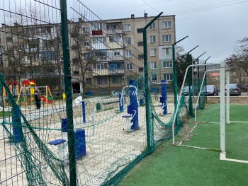 Новости » Общество: Новое футбольное поле на Вокзальном шоссе находится в ужасном состоянии