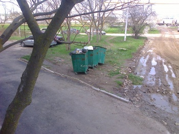 Баки с мусором из реконструируемого двора по Индустриальному переставили к соседям