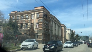 Попытка № 2: у здания керченского суда вновь появились строительные леса