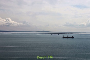 По Керченскому проливу проходят суда и военные корабли