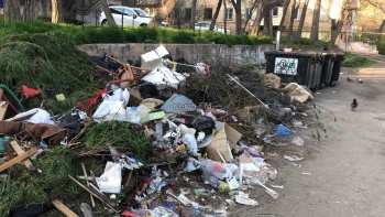 Очередная свалка мусора у контейнерной площадки появилась в Керчи