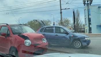 Новости » Криминал и ЧП: На Горького столкнулись «Lada» и «Chery»