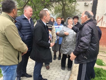 Бахарев приехал на встречу с керчанами с Индустриального. 27