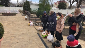 В Керчи начали освящать пасхальные куличи