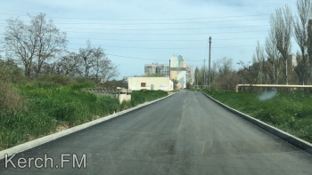 Новости » Общество: На Генерала Петрова заасфальтировали дорогу к гаражам и домам