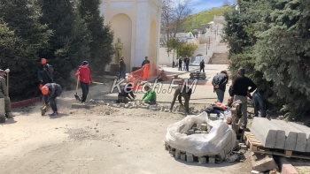 Новости » Общество: Последние штрихи: рабочие вымащивают брусчаткой сквер у Митридатской лестницы