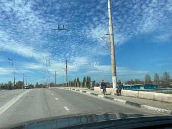 Новости » Общество: На Горьковском мосту в Керчи покрасили парапеты