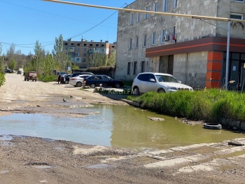 Новости » Общество: Керчане просят  засыпать глубокую яму на Щорса