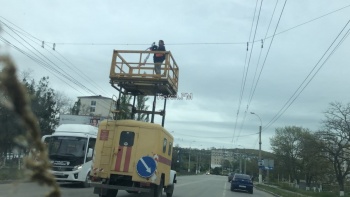 Новости » Общество: Праздники закончились: над дорогой в Керчи снимают флажки