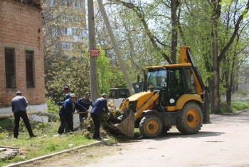 Новости » Общество: В Керчи начали приводить в порядок придомовые территории