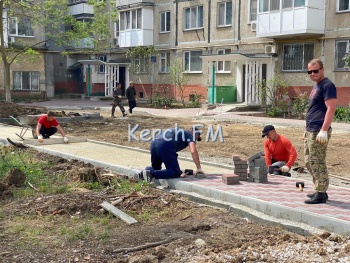 Новости » Общество: В Керчи на Гайдара, 9 благоустраивают двор