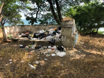 Новости » Общество: Керчане жалуются на свалки мусора на пляжах