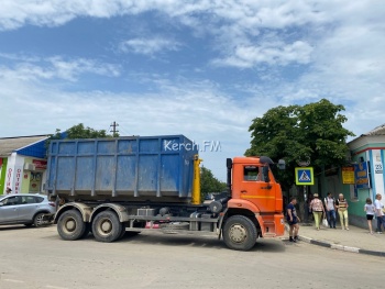 Новости » Общество: В Керчи снова перекрыли частично улицу Козлова