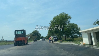 Новости » Общество: В Октябрьском асфальтируют автобусные карманы