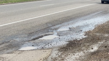 Новости » Общество: В Керчи при въезде в город на асфальте появилась ямы