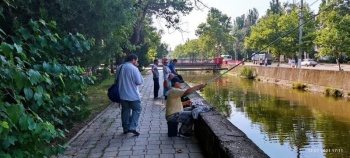 Новости » Общество: В Керчи продолжают гонять рыбаков с речки Мелек-Чесме