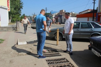 Новости » Общество: Ливневки у рынка в Керчи почистили, но там опять мусор