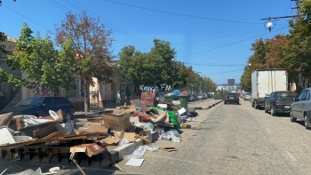 Новости » Общество: В Керчи на тротуаре по Козлова устроили свалку