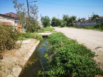 Новости » Общество: Вода на Вокзальном шоссе  топила в том числе из-за неисправной ливневки