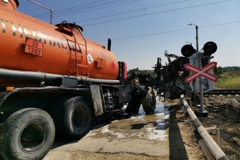 В Анапе на ж/д переезде  бензовоз врезался в  электричку из Керчи