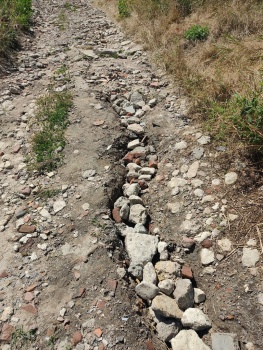 Земля в перемешку с камнями – керчане годами добиваются ремонта дороги по Пантикапейской