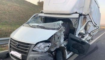Фургон влетел в грузовик на трассе «Таврида», пострадал мужчина