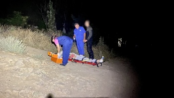 В Крыму девушка сорвалась со скалы и застряла в расщелине