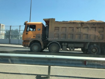 Керчане боятся за авто: водители грузовиков не накрывают камни и песок, которые везут в кузове