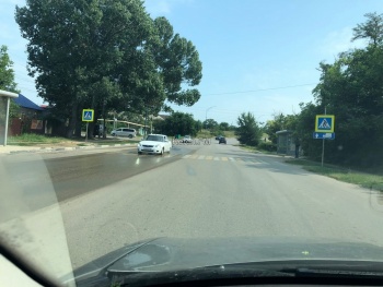 По Орджоникидзе в районе «Партизанского» течет чистая вода по проезжей части