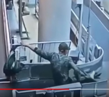 Пьяный крымчанин прокатился на багажной ленте в Шереметьево  (видео)