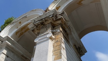 В Керчи никто не будет заниматься ремонтом арки в Приморском парке в этом году