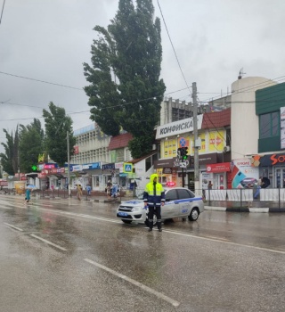ГИБДД просит водителей соблюдать правила дорожного движения из-за непогоды в Керчи
