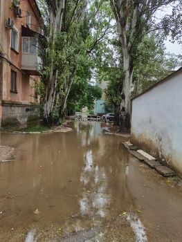 Керчане сообщают, что вода со дворов в центре города не уходит – забиты ливневки