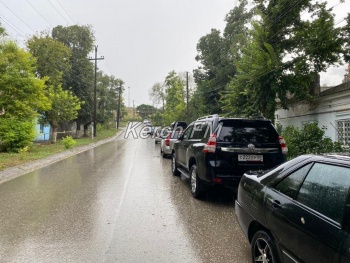 Керчане спасают автомобили от потопа – паркуют на горке