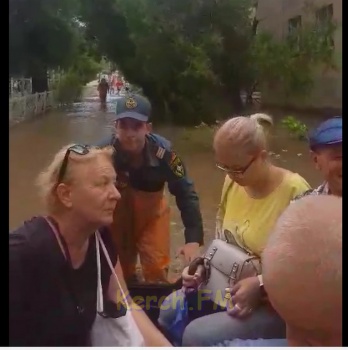 МЧС в Керчи перевозит людей в резиновых лодках