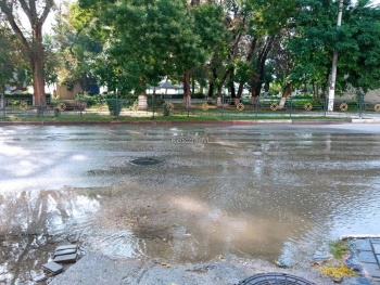 Новости » Общество: Дорогу по Свердлова второй день заливает чистая вода