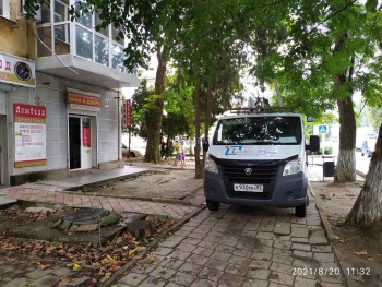 Фирма в Аршинцево перекрывает грузовым транспортом пешеходную дорожку, - керчане