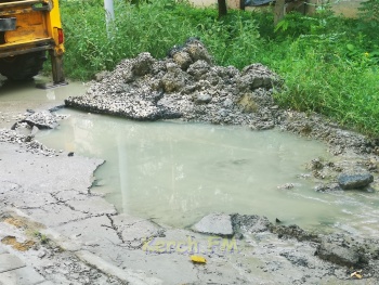 Новости » Общество: Микрорайон Марат в Керчи заливает питьевой водой