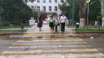 Сотрудники ГАИ Керчи помогают школьникам освоить маршрут  «Дом-школа-дом»