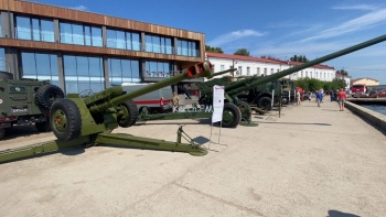 На набережной Керчи проходит выставка военной техники