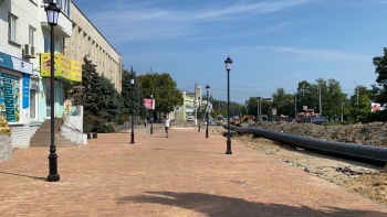 На Кирова установили еще больше фонарей на одном тротуаре