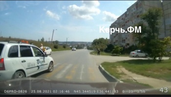 Таксист чуть не сбил пешехода  с велосипедом в Керчи (видеорегистратор)
