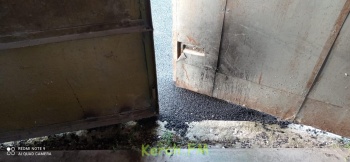 Керчанин не понял замысел строителей, замуровавших ворота в гараж на Ульяновых