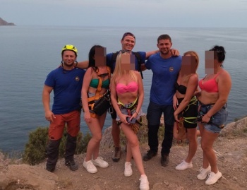 В Крыму спасли четверых девушек, которые в погоне за красивыми фото застряли в горах
