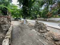 В Керчи на улице Курсантов спустя почти два месяца убрали рухнувшую после потопа стену