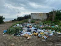 Новости » Общество: Пляж Маяк вскоре превратится в свалку у моря