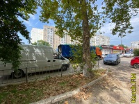 Припаркованные автомобили на Сморжевском рынке в Керчи мешают выезду из дворов