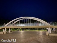Освещение арок копий Крымского моста в керченском Комсомольском парке вновь погасло