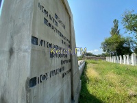 На керченском воинском кладбище могилы заросли травой