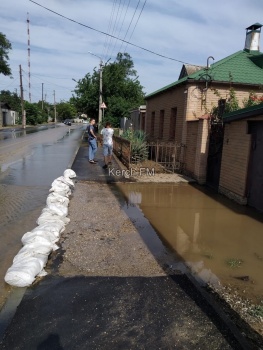 Новости » Криминал и ЧП: Еще один потоп в Керчи: вода заливает улицы в Аршинцево